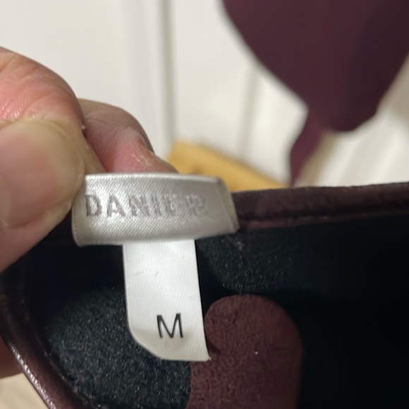 Danier Samantha coat in burgundy 2xs brand new with matching leather gloves - Picture 5 of 9